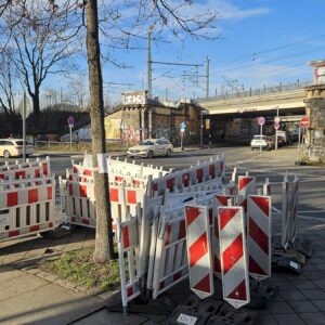 Die Absperrungen und Baustellenausschilderungen stehen schon bereit. Foto: Anton Launer