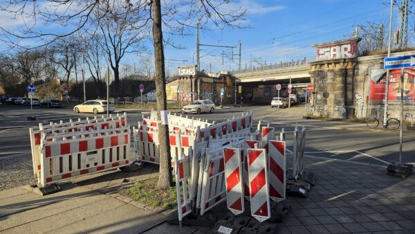 Die Absperrungen und Baustellenausschilderungen stehen schon bereit. Foto: Anton Launer