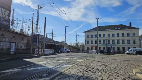 eil an der Leipziger, Ecke Eisenbahnstraße eine provisorische Trinkwasserleitung gebaut wird, fahren die "4" und die "9" eine Umleitung über Großenhainer Straße. Foto: Anton Launer