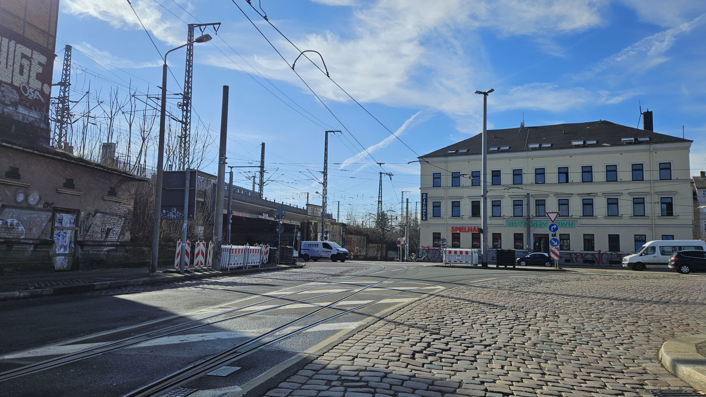 eil an der Leipziger, Ecke Eisenbahnstraße eine provisorische Trinkwasserleitung gebaut wird, fahren die "4" und die "9" eine Umleitung über Großenhainer Straße. Foto: Anton Launer