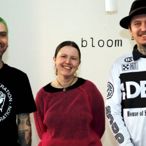 Wollen die Görlitzer Straße zum Blühen bringen - die Bloom-Crew Arkadii, Aliesia und Denys. Foto: Anton Launeram frisch freigelegten Kachel-Tresen. Foto: Anton Launer