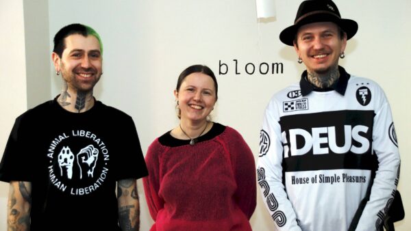 Wollen die Görlitzer Straße zum Blühen bringen - die Bloom-Crew Arkadii, Aliesia und Denys. Foto: Anton Launeram frisch freigelegten Kachel-Tresen. Foto: Anton Launer