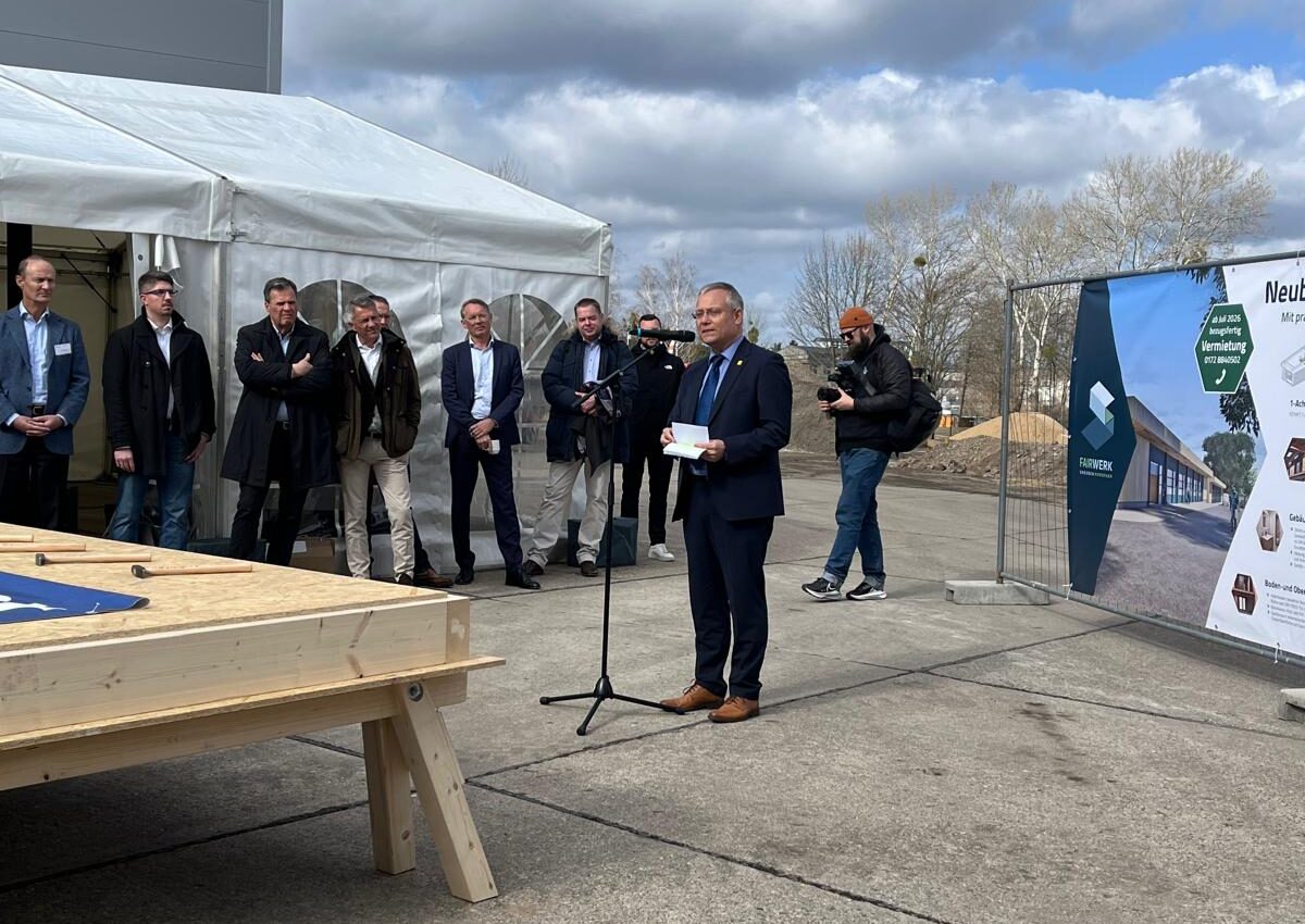 Dresdens Wirtschaftsbürgermeister Jan Pratzka spricht beim Hammerfest zum Baustart des Gewerbeparks Fairwerk vor rund 150 Gästen. Foto: Jonasz Schulze