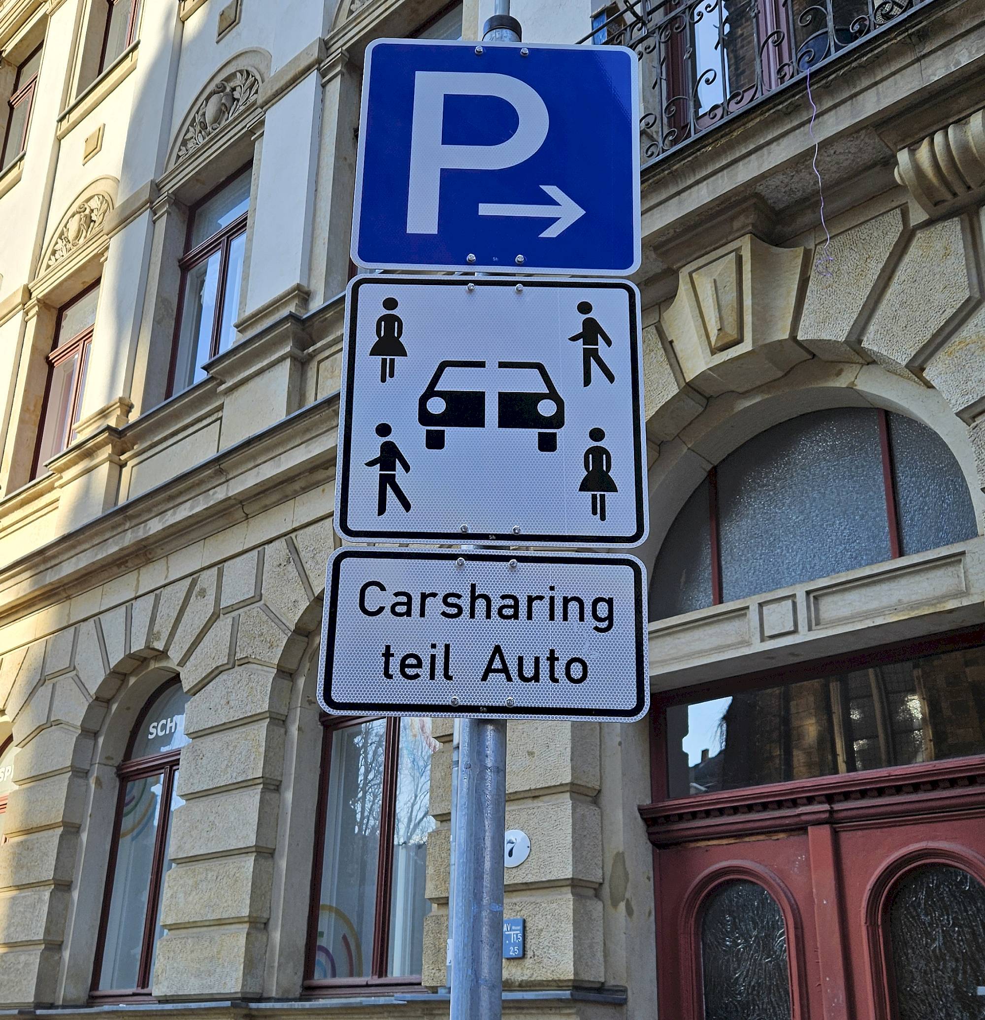 Parkplatz mit Zusatzzeichen 1010-70 am Martin-Luther-Platz - Foto: Anton Launer