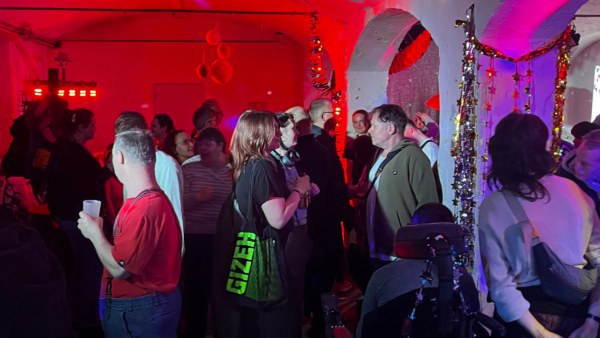 Ausgelassene Stimmung bei der „Disco für alle“. Foto: Mercedes Braun