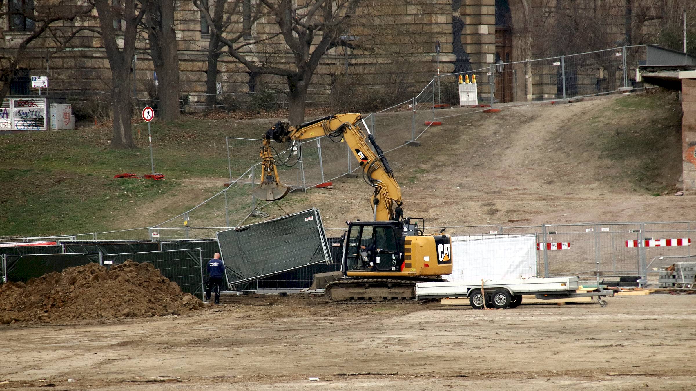 Die Vorbereitungen für die Entschärfung der Bombe am Elbufer haben begonnen. Foto: Anton Launer
