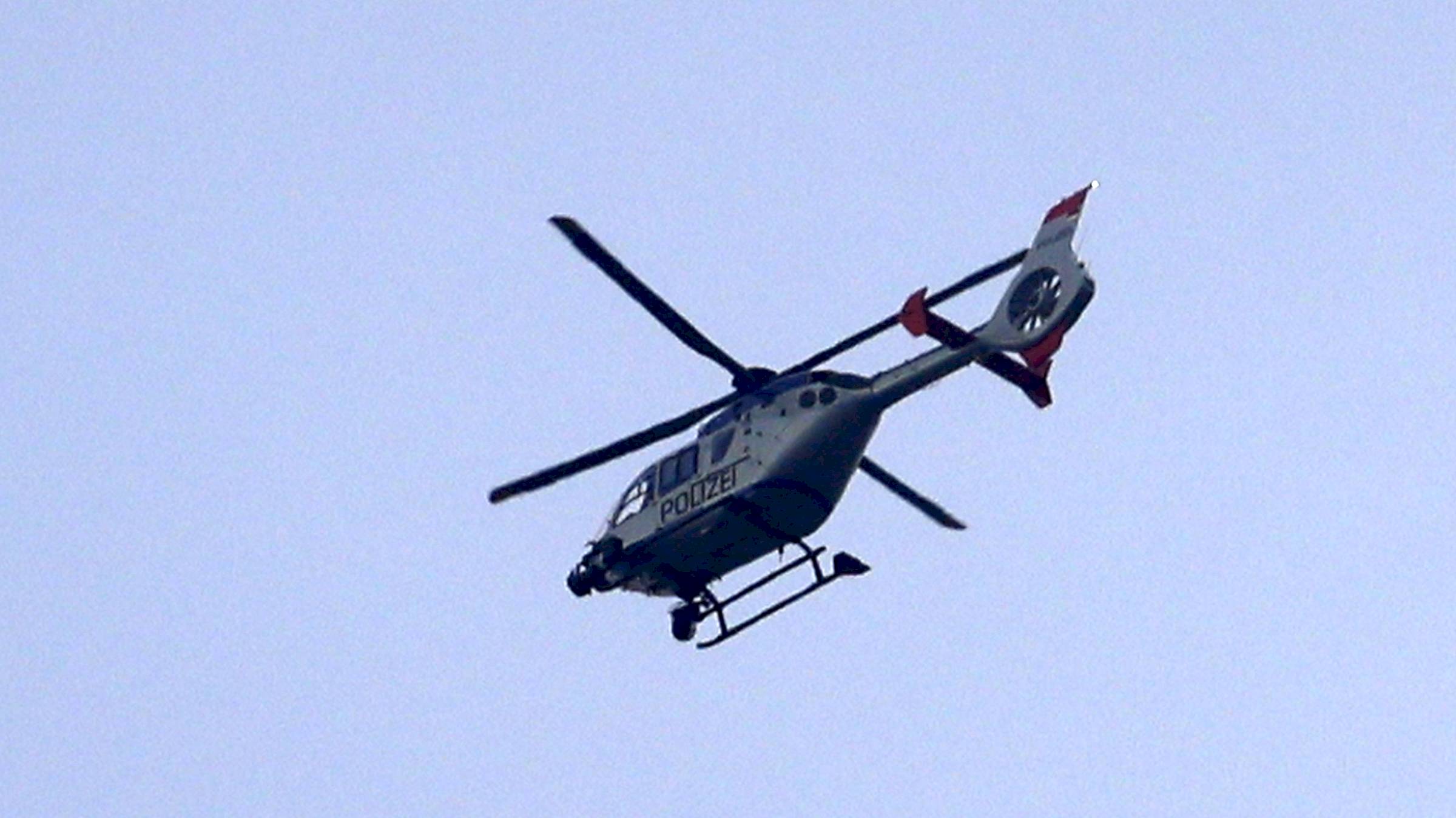 Auch mit Hubschrauber und Drohne kontrollierte die Polizei den evakuierten Bereich. Foto: Florian Varga