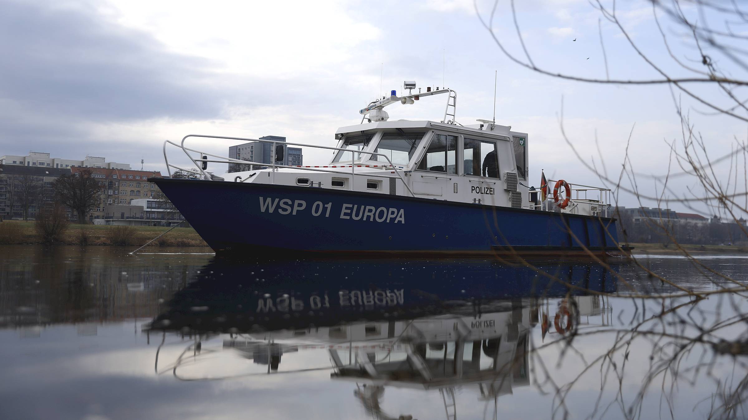 Auch die Wasserschutzpolizei ist im Einsatz. Foto: Florian Varga