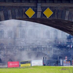 Bombe an ehemaliger Carolabrücke entschärft Um 15:10 Uhr hatten die Spezialisten des Kampfmittelbeseitigungsdienstes den Zünder der britischen Fliegerbombe entfernt und anschließend gesprengt. Foto: Jonas Schubert