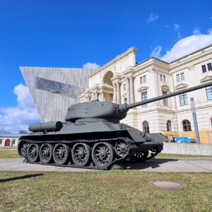 Sonderausstellung „Wunderwaffen“ im Militärhistorischen Museum Sowjetischer Panzer T-34 vor dem Militäristorischen Museum - Foto: Anton Launer