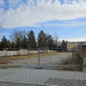 Park, Beete und E-Tankstelle Brache zwischen Schule und Friedhof soll Park und E-Tankstelle werden. Foto: Anton Launer