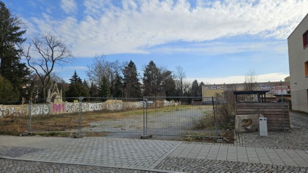 Brache zwischen Schule und Friedhof soll Park und E-Tankstelle werden. Foto: Anton Launer