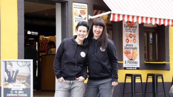 Simone und Susanne Meyer-Götz vor ihrem Curry-Wurst-Imbiss. Foto: Anton Launer