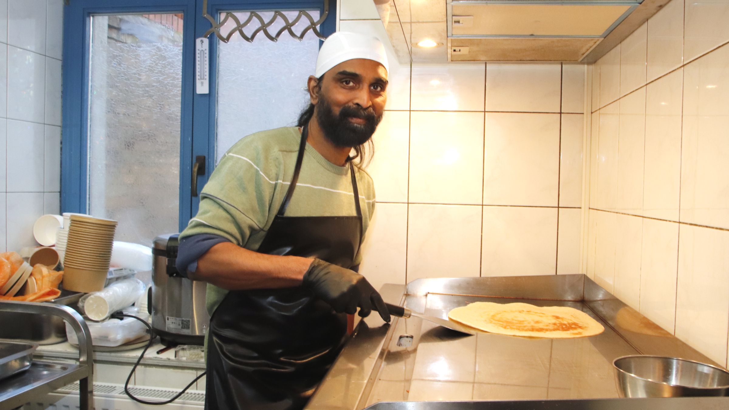 Kamal Mydeen bei der Zubereitung einer Dosa. Foto: Anton Launer