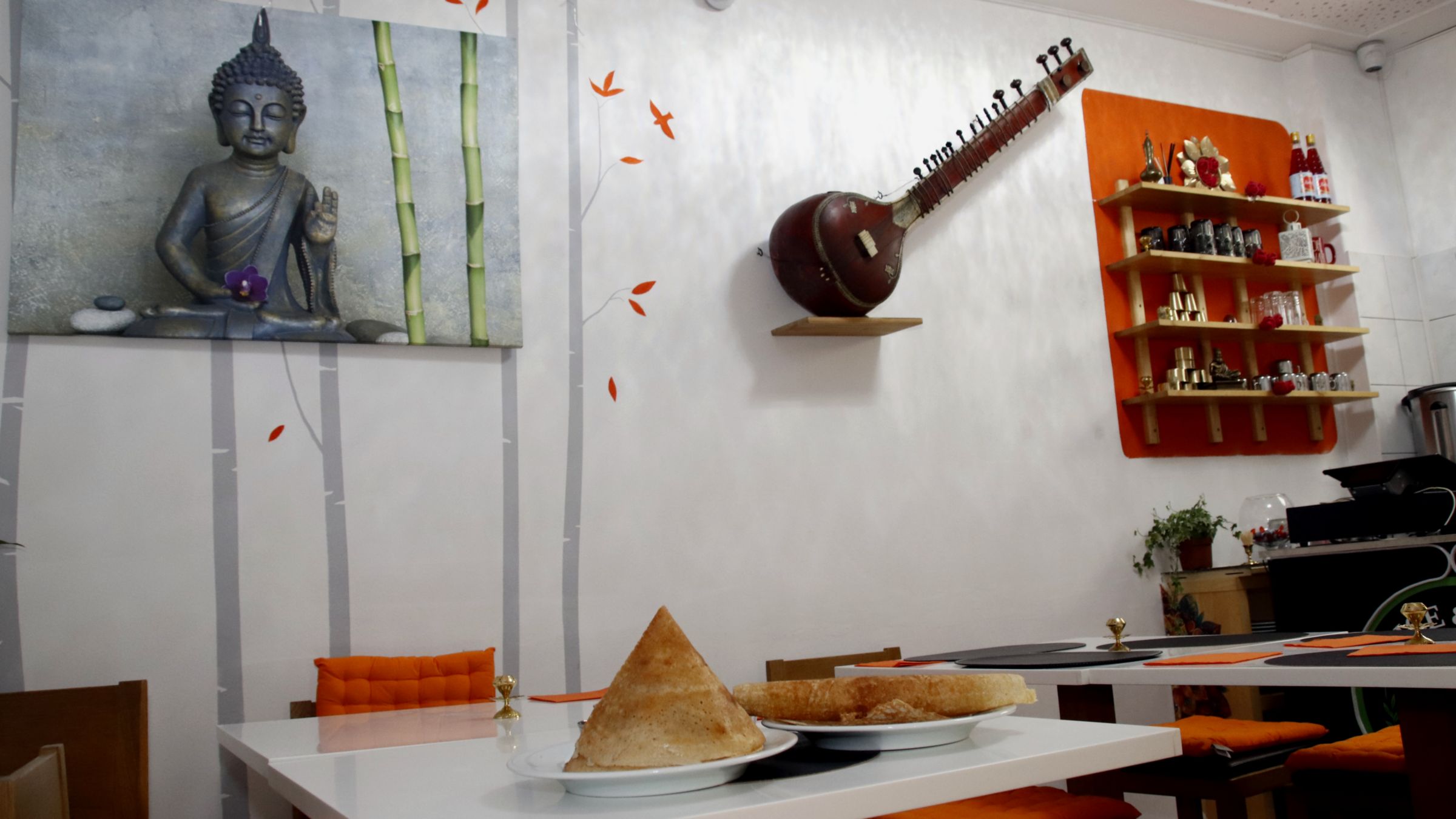 Im kleinen Gastrraum geht es gemütlich zu. Foto: Anton Launer