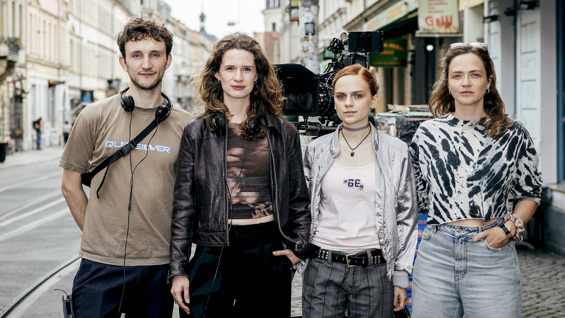 Ein Teil der Crew von "Moon Unit" auf der Rothenburger Straße: Die Drehbuchautoren Nils Hohenhövel und Marlene Tanczik und die Schauspielerinnen Mariella Aumann (Mooni), Sarina Radomski (Sonja) - Foto: David Pinzer