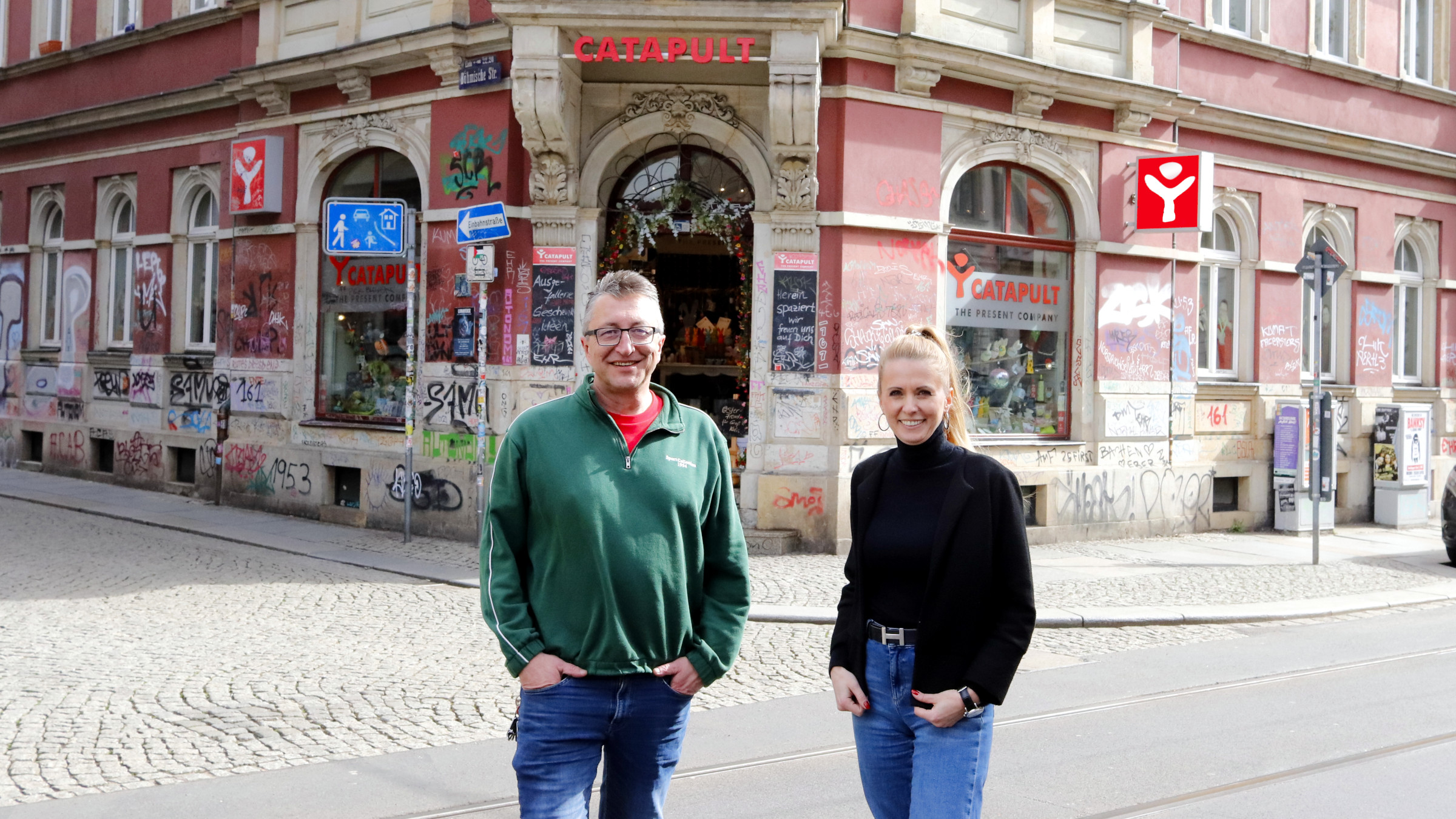 Seit einem Jahr mit mehr Weiblichkeit in der Geschäftsführung: Hendrik M. Dietrich und Julia Sasse vor dem Catapult - Foto: Anton Launer