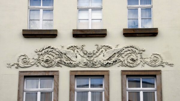 Das namensgebende Relief an der Schwanenhaus-Villa - Foto: Anton Launer