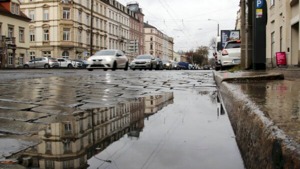 Königbrücker Straße - Farbe statt neuem Belag? Foto: Anton Launer