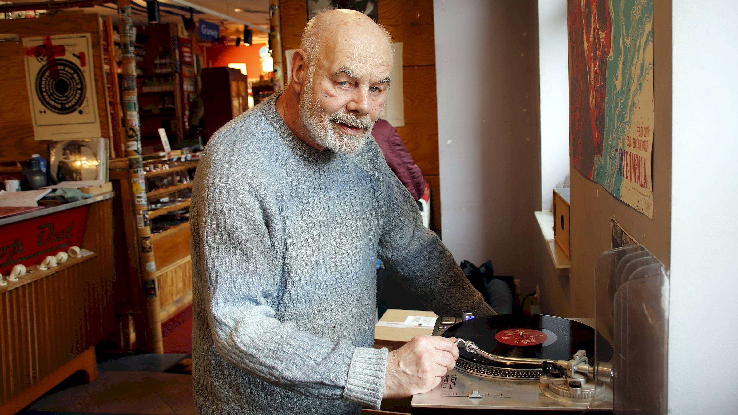 Legt noch eine letzte Platte auf: Willy Born - Foto: Anton Launer