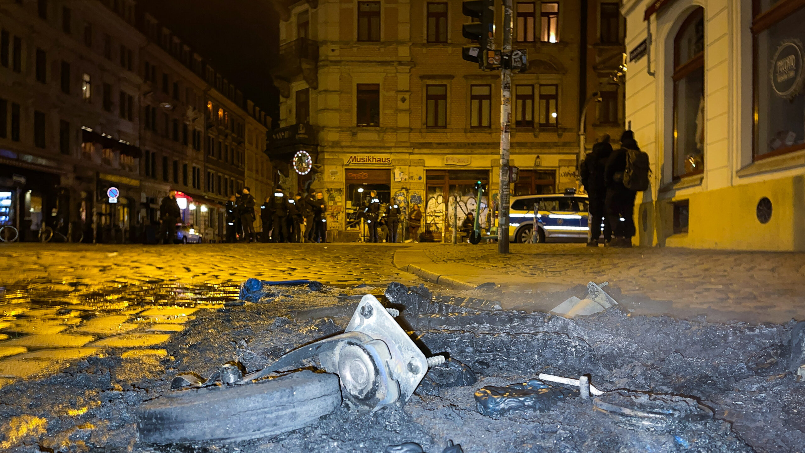 Gelöschte Überreste der angezündeten Mülltonne. - Foto: Florian Varga