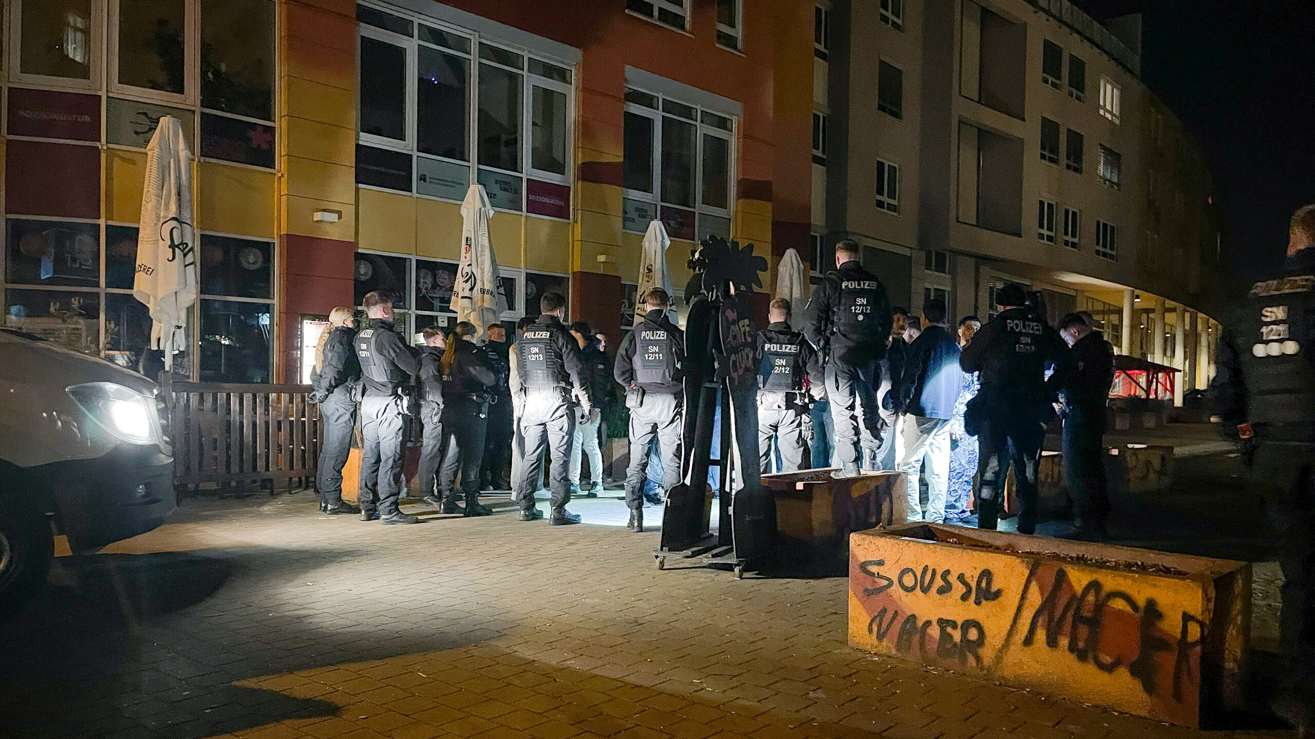 Beamte der sächsischen Bereitschaftspolizei kontrollieren mehrere Passanten, nachdem sie diese auf der Alaunstraße zusammenführten. - Foto: Florian Varga