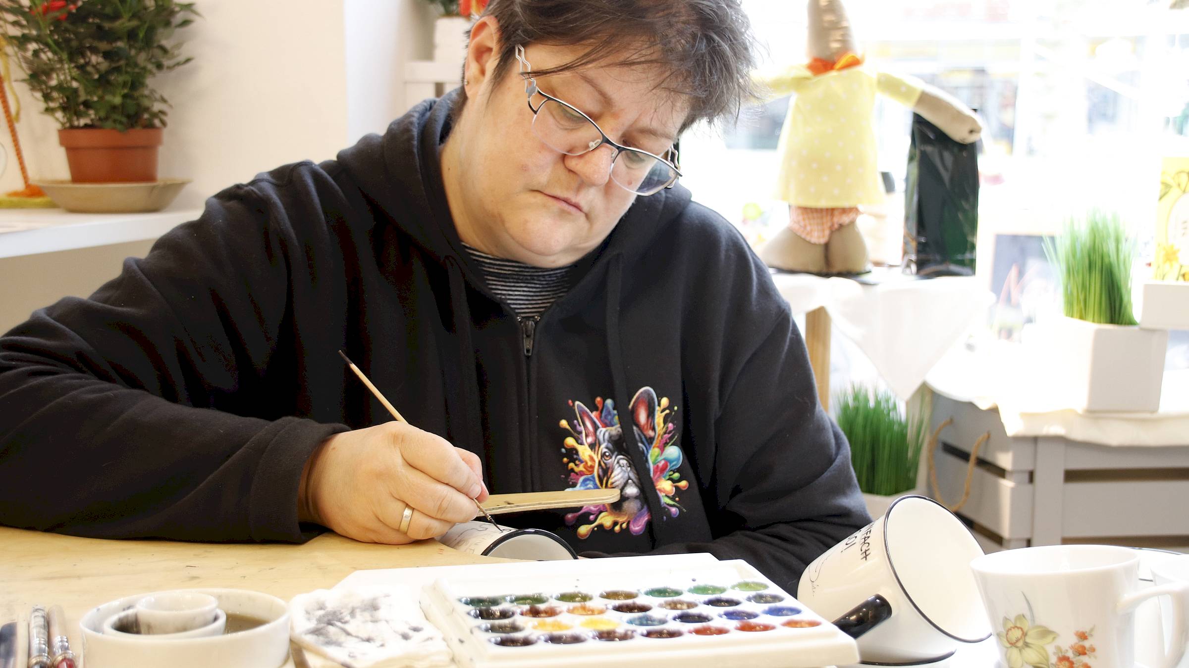 Porzellanmalermeisterin Ines Kittner - Foto: Anton Launer