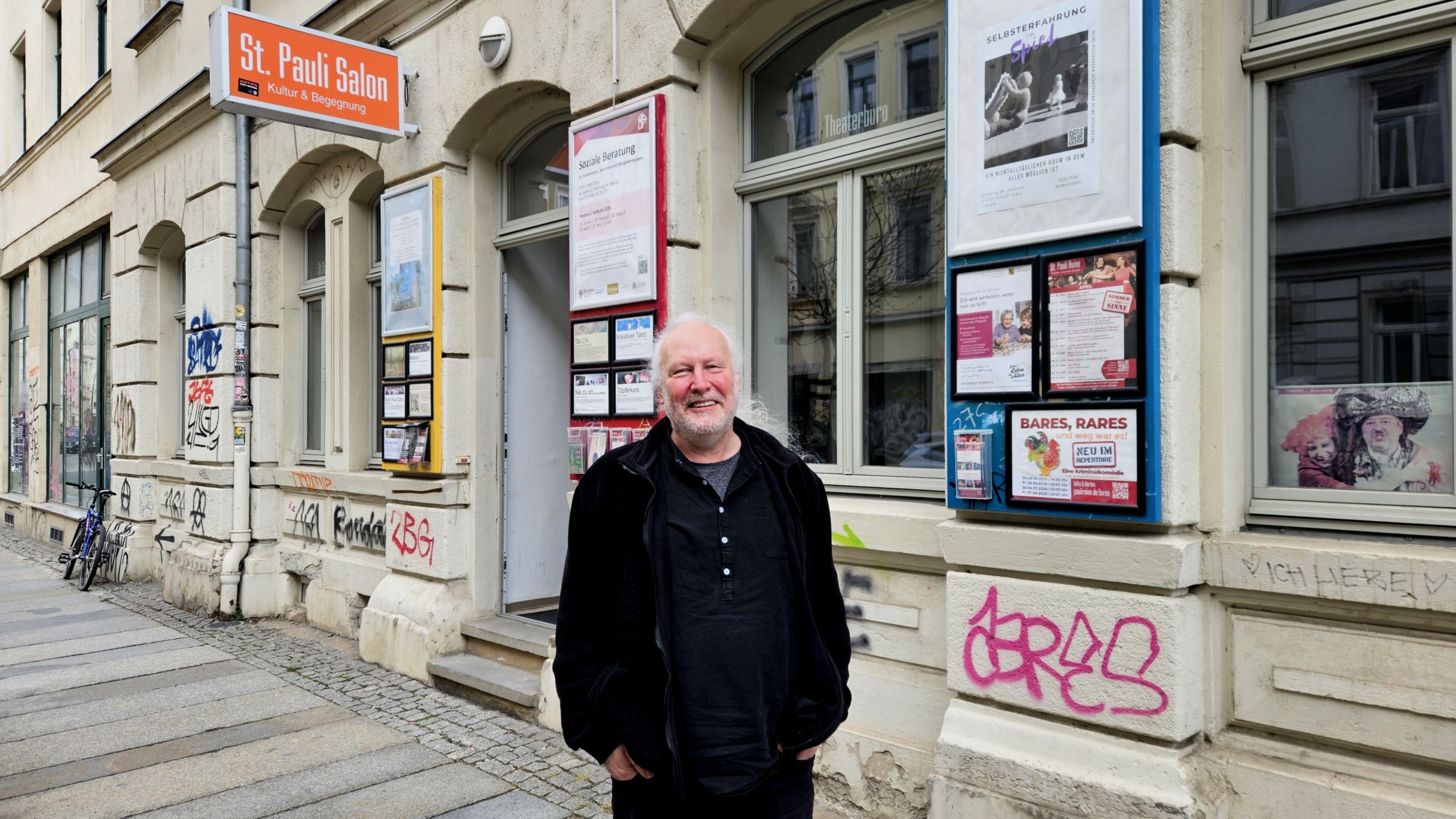Theaterdirektor Jörg Berger vor dem St.-Pauli-Salon in der Hechtstraße - Foto: Anton Launer