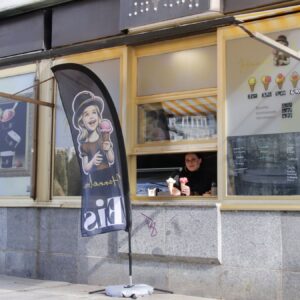 Seit Karfreitag geöffnet - Fensterverkauf es Eiscafés Hannelore - Foto: Anton Launer