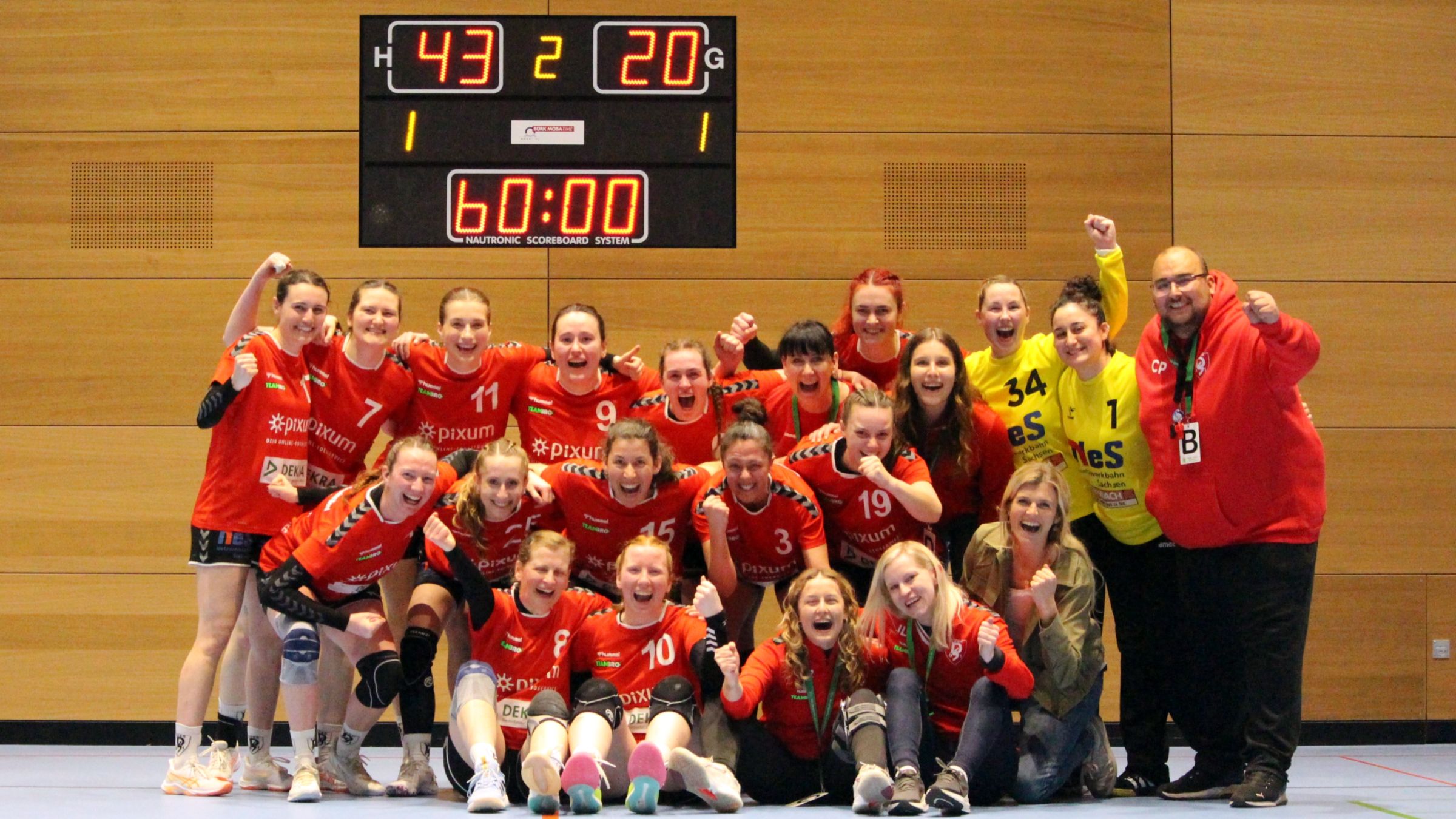 Endlich wieder ein Sieg. Das Team von Trainer Christian Perlebach strahlt. Foto: Sportfreunde 01