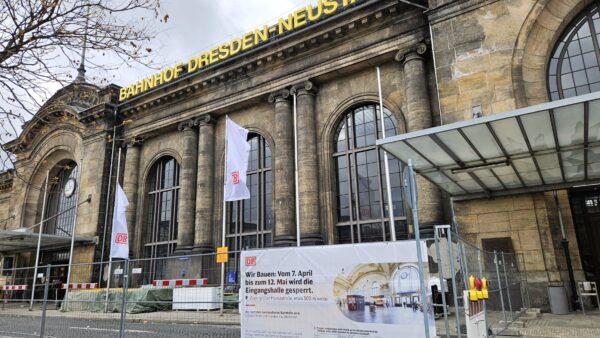 Bis Mai müssen Reisende den Hintereingang des Bahnhofs nutzen. Foto: Anton Launer
