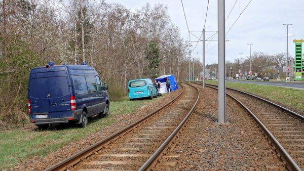 Gegen 7.20 Uhr wurde am Sonntag früh eine männliche Leiche an den Straßenbahngleisen gefunden. Foto: Roland Halkasch