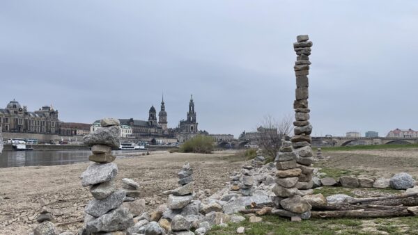 Steinstapel an der Elbe - Foto: Jonasz Schulze