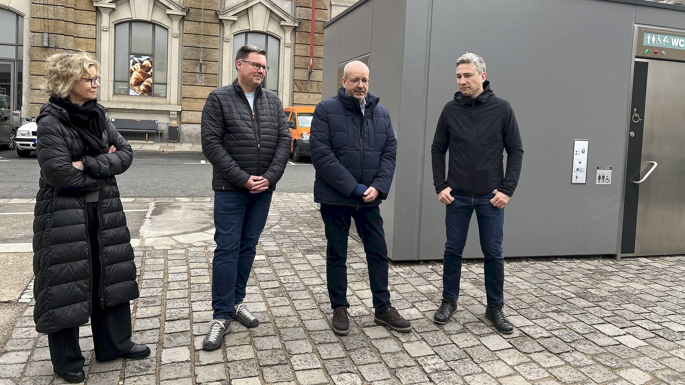 Katrin Tauber, Leiterin des Amtes für Hochbau und Immobilienverwaltung, Stadtrat Mario Schmidt, Axel Walther, Geschäftsführer der KID, und Baubürgermeister Stephan Kühn bei der Eröffnung der neuen Toilettenanlage an der Hauptstraße – Foto: Jonasz Schulze