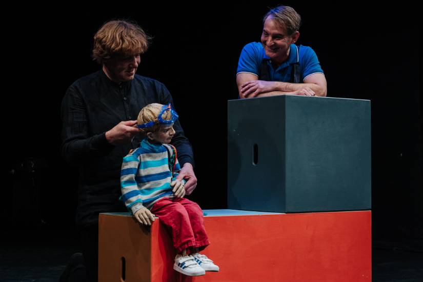 Szene aus "Tim taucht auf" - Foto: Projekttheater/Tabea Hörnlein