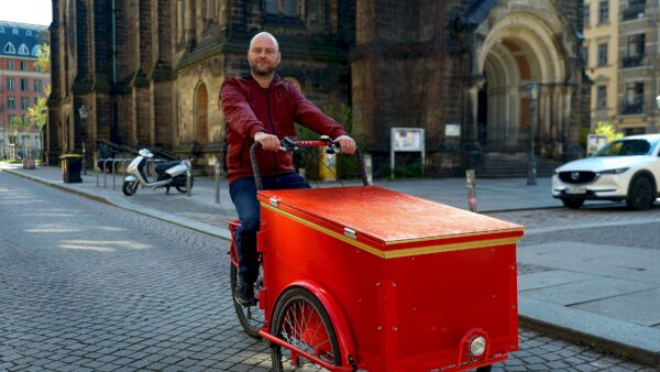 Fährt jetzt Dreirad: Koordinator Konfliktmanagement Alessandro Finke. Foto: Florian Varga