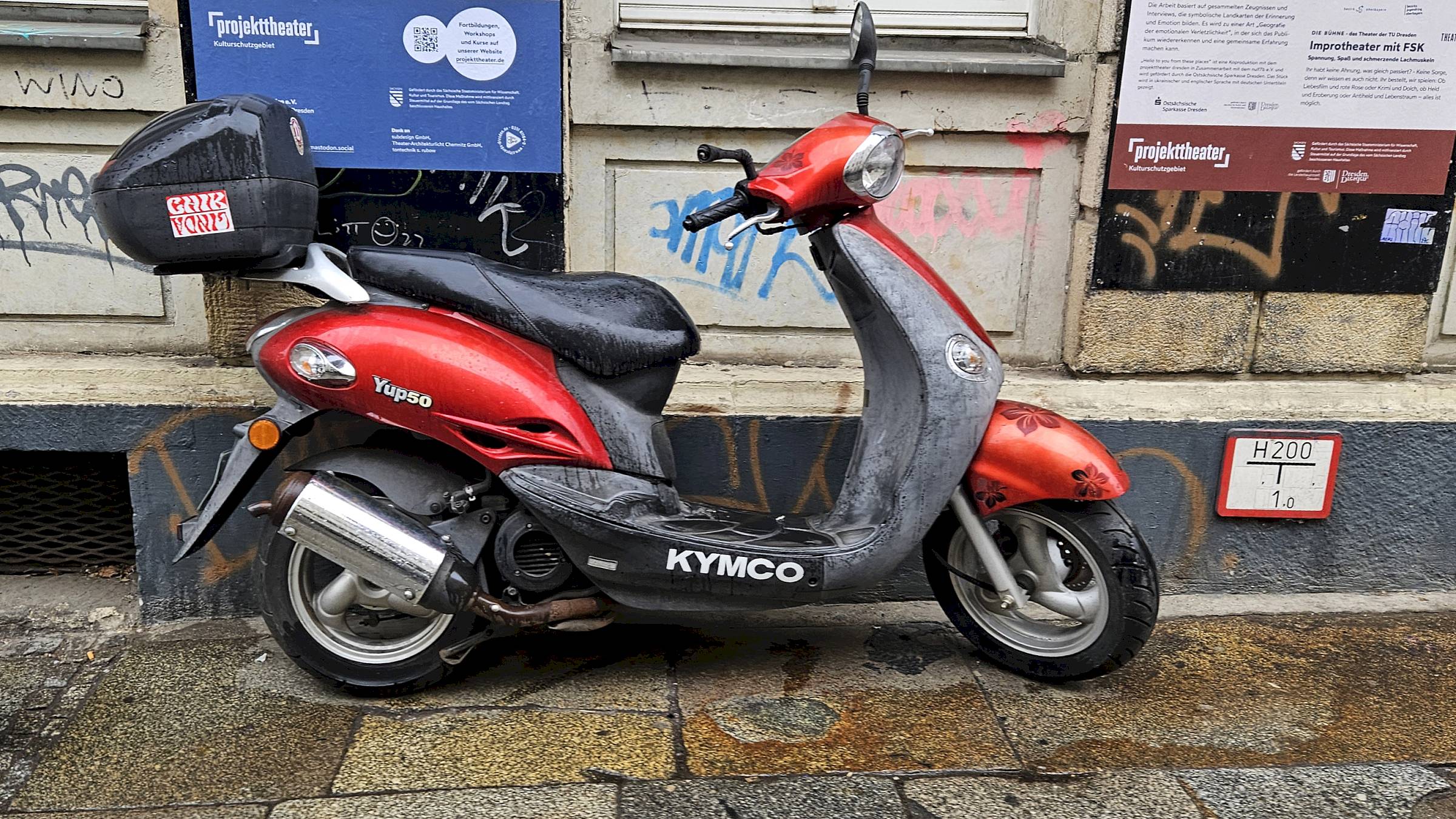Später räumten Unbekannte den Roller auf die andere Seite der Louisenstraße - Foto: Anton Launer