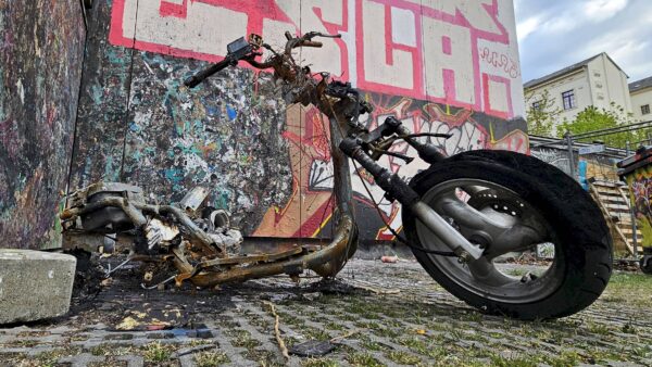 Der ausgebrannte Roller neben der Louisentoilette - Foto: Anton Launer