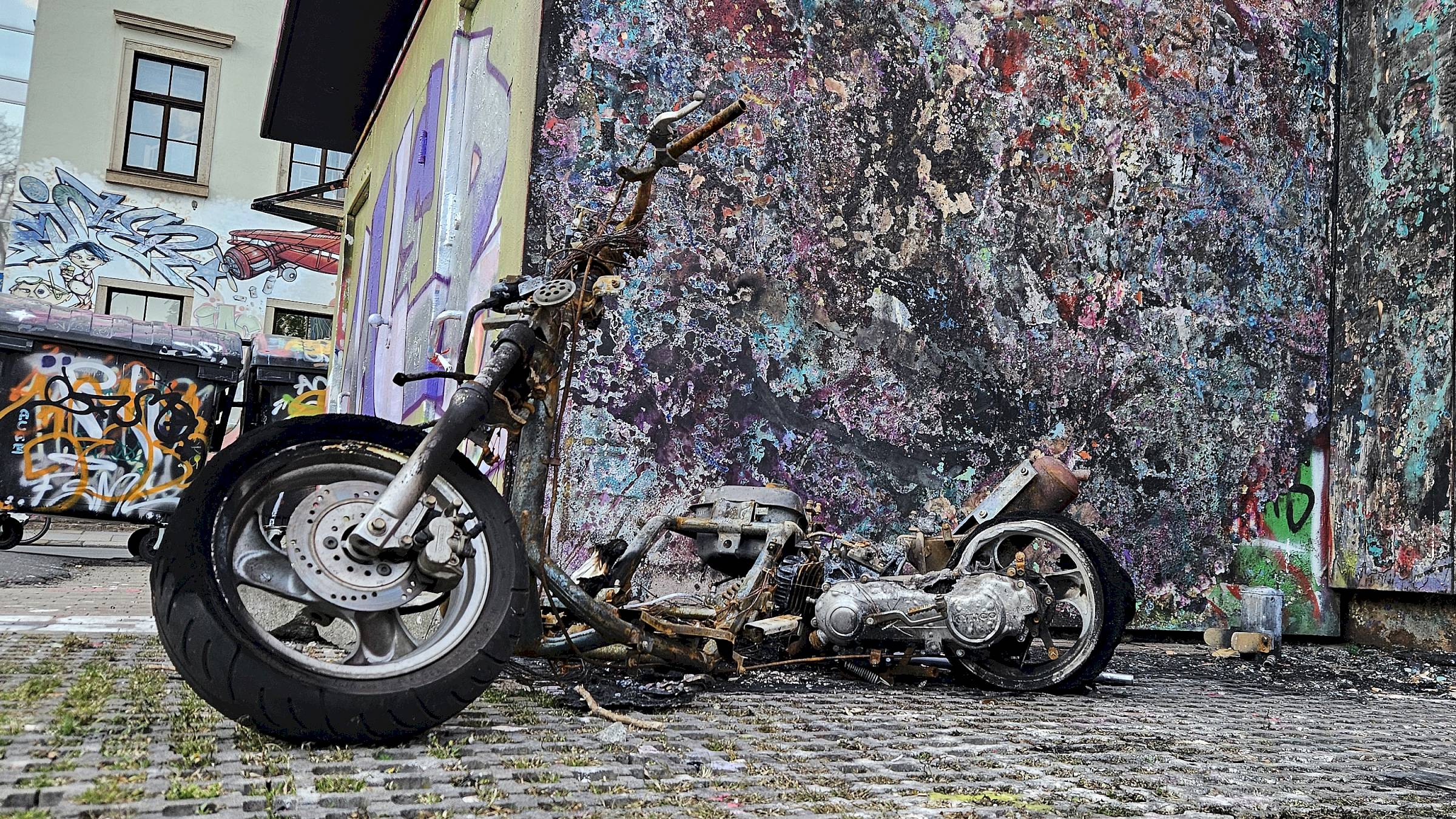 Der Roller ist komplett ausgebrannt - die Graffiti-Wand wurde in Mitleidenschaft gezogen. Foto: Anton Launer