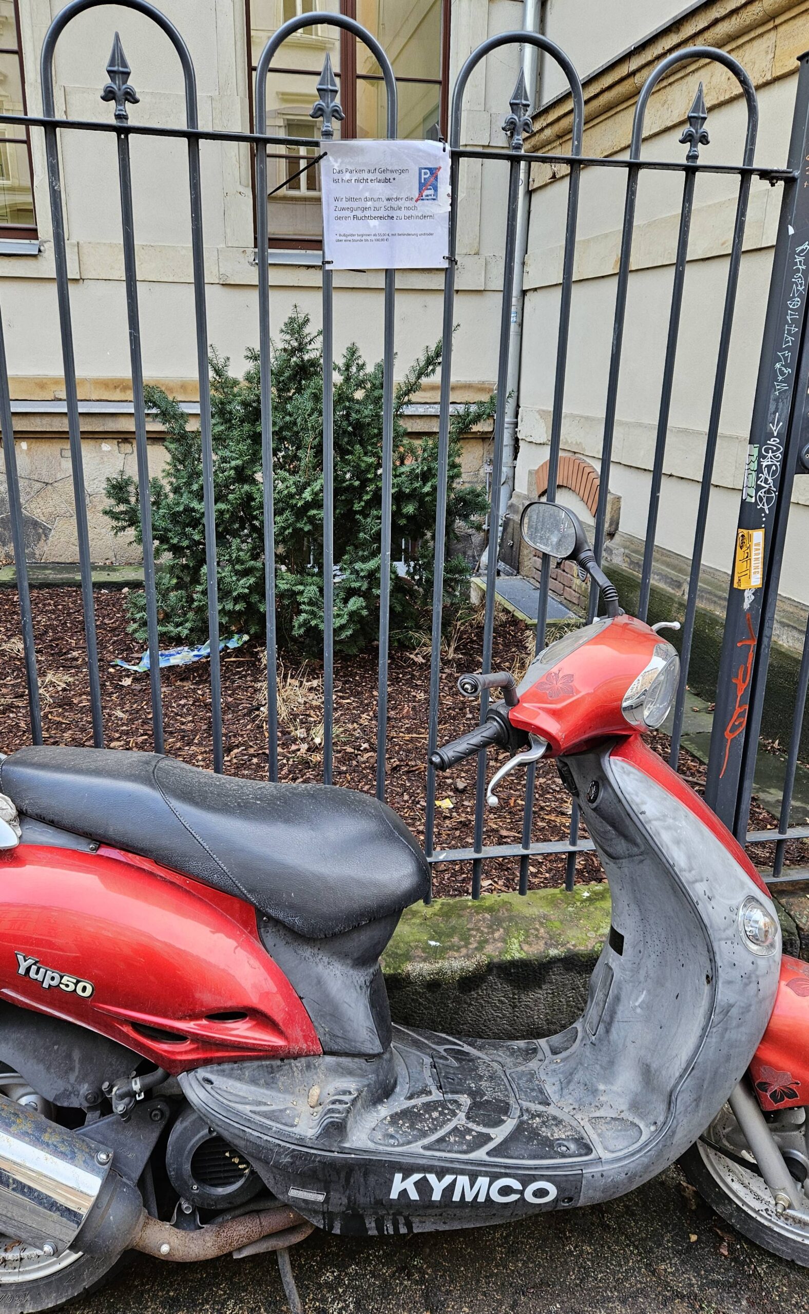 Im Januar stand der Roller vor dem Gymnasium Dreikönigschule - ein Zettel weist auf den ungünstigen Abstellort hin. Foto: Anton Launer