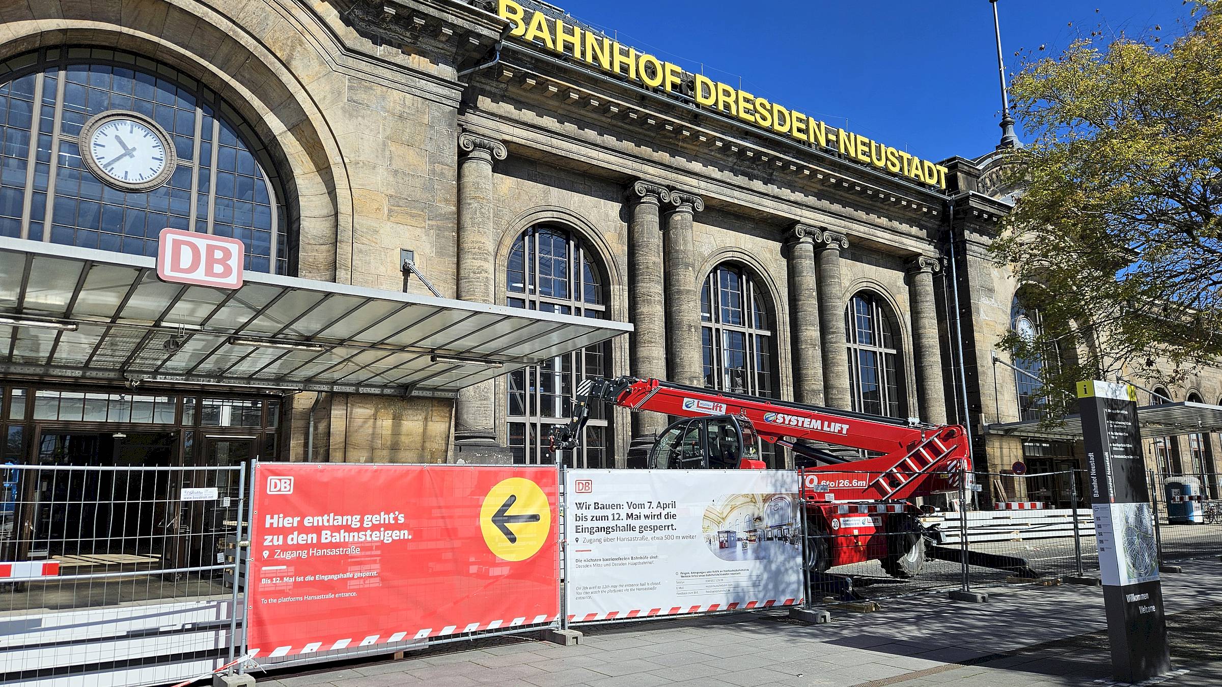 Aktuell können die Züge nur über den Hintereingang erreicht werden, der Zugang vom Schlesischen Platz ist gesperrt. Foto: Anton Launer