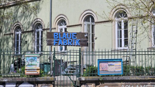 Blaue Fabrik in der grünen Villa an der Eisenbahnstraße - Foto: Anton Launer