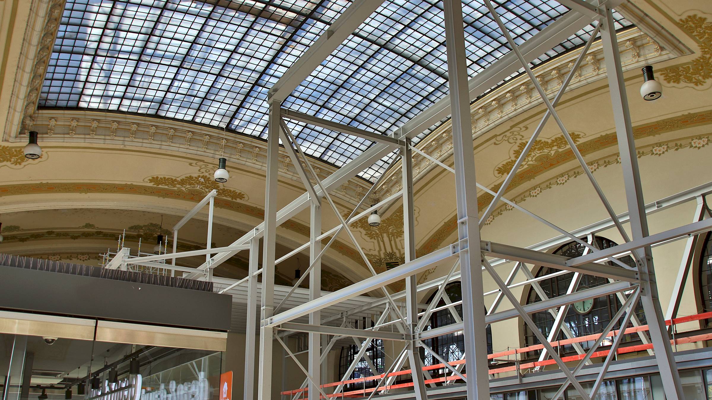 Auch das Glas in den Dachfenstern wird ausgetauscht. Foto: Anton Launer