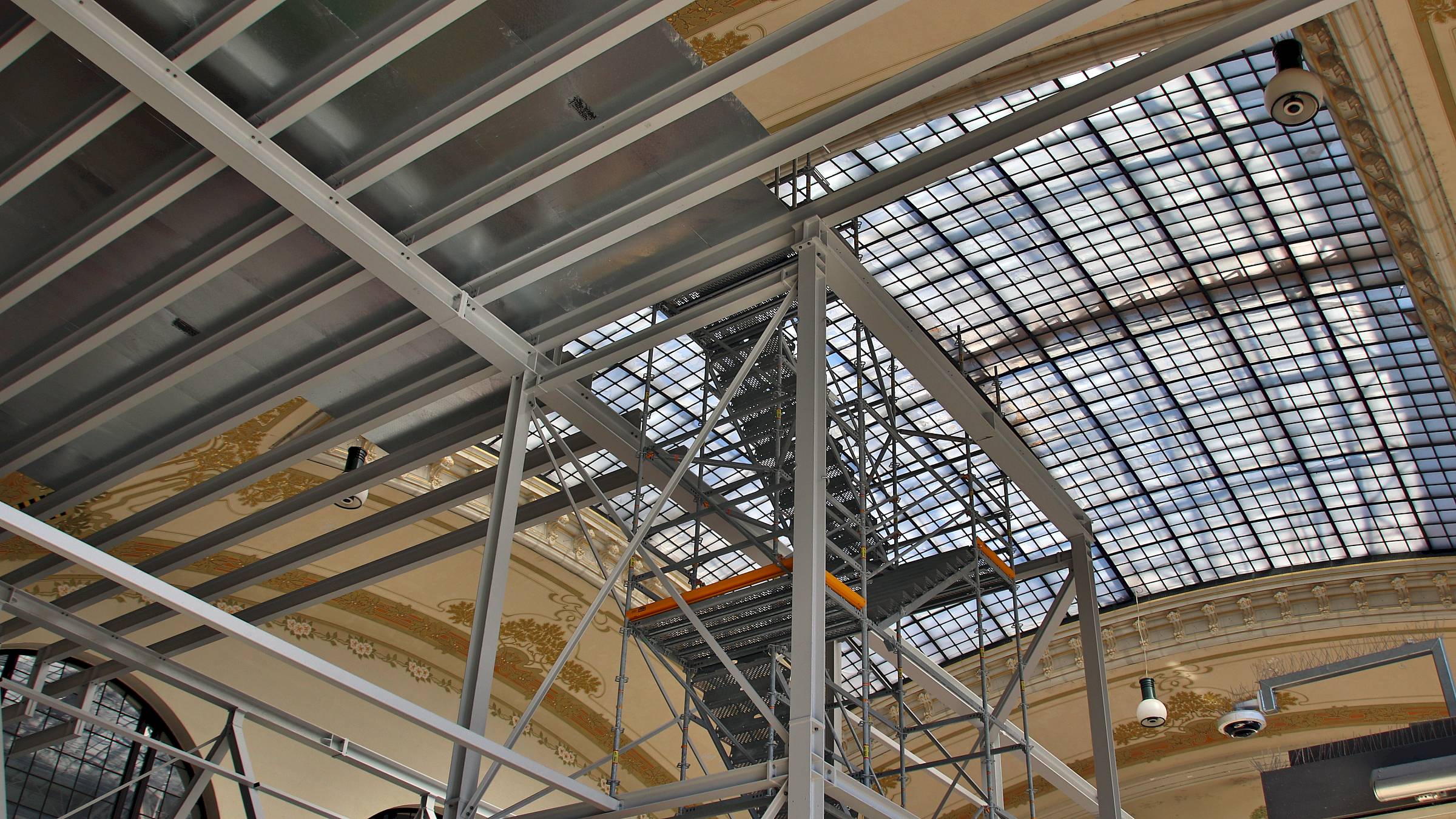 Das Gerüst bekommt über die ganze Fläche solche Bleche, das Tageslicht wird dann durch Beleuchtung ersetzt. Foto: Anton Launer