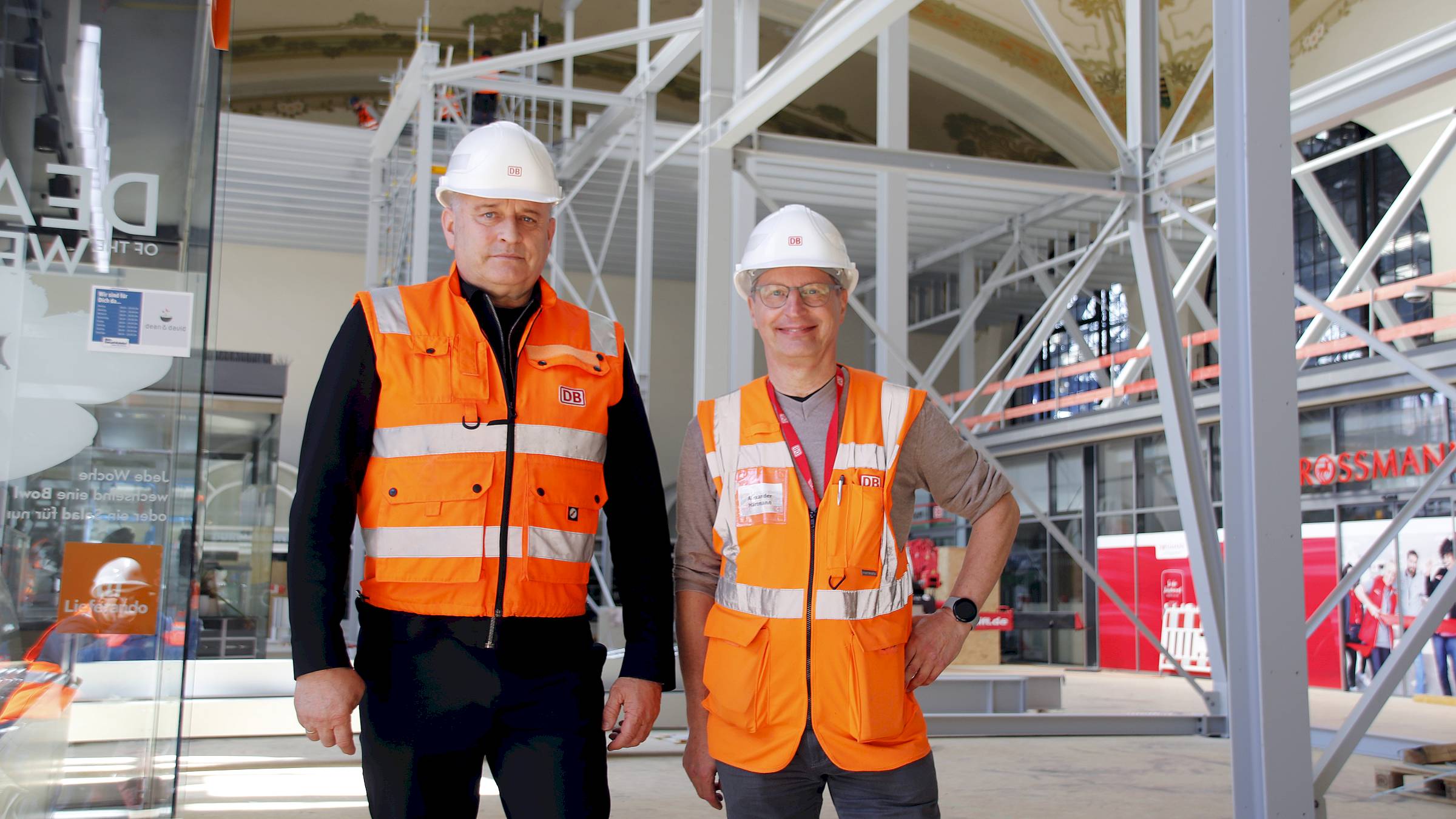 Bahnhofsmanager Heiko Klaffenbach und Projektleiter Alexander Hartmann (r.) - Foto: Anton Launer