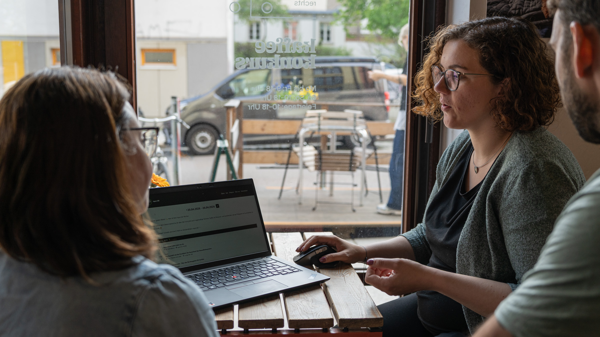 Im Café Konkurs zeigen mir die Drei ihre neue Website. Foto: Sebastian Diehl