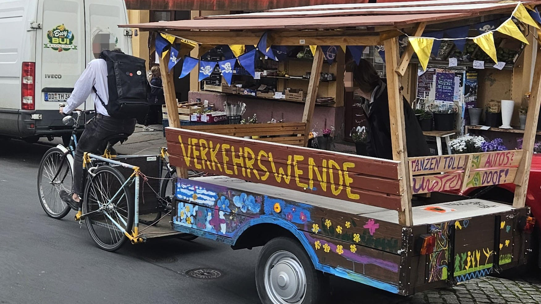 Noch letzten Sommer fuhr der "Verkehrswende-SUV" bunt geschmückt durch die Dresdner Neustadt. Foto: Verkehrswende Dresden