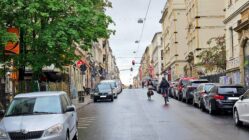 Auf der rechten Seite der Straße sollen die Pflanzkübel und Sitzgelegenheiten eingerichtet werden. Foto: Anton Launer