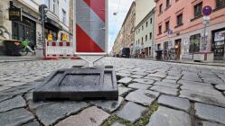 Einsam warnt die Bake auf der Louisenstraße - Foto: Anton Launer