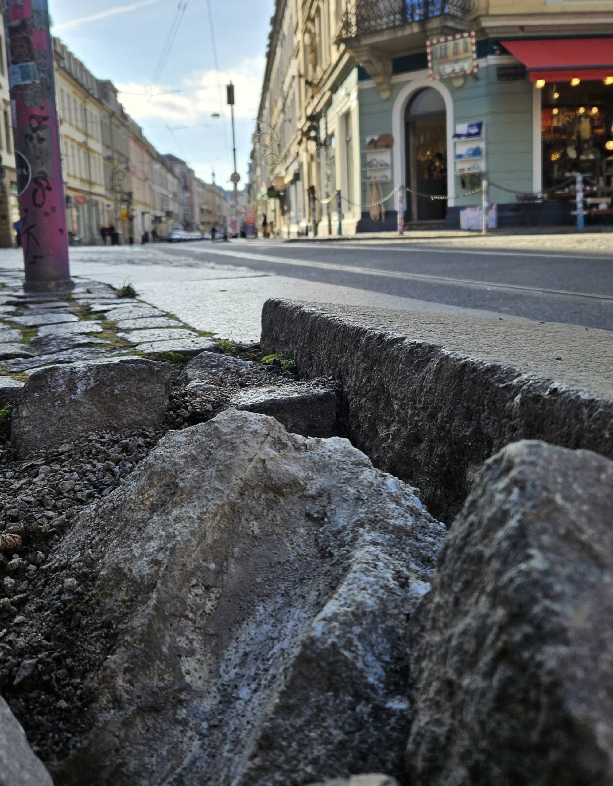 Legt sich der Fußweg auf der Görlitzer selber tiefer? Foto: Anton Launer